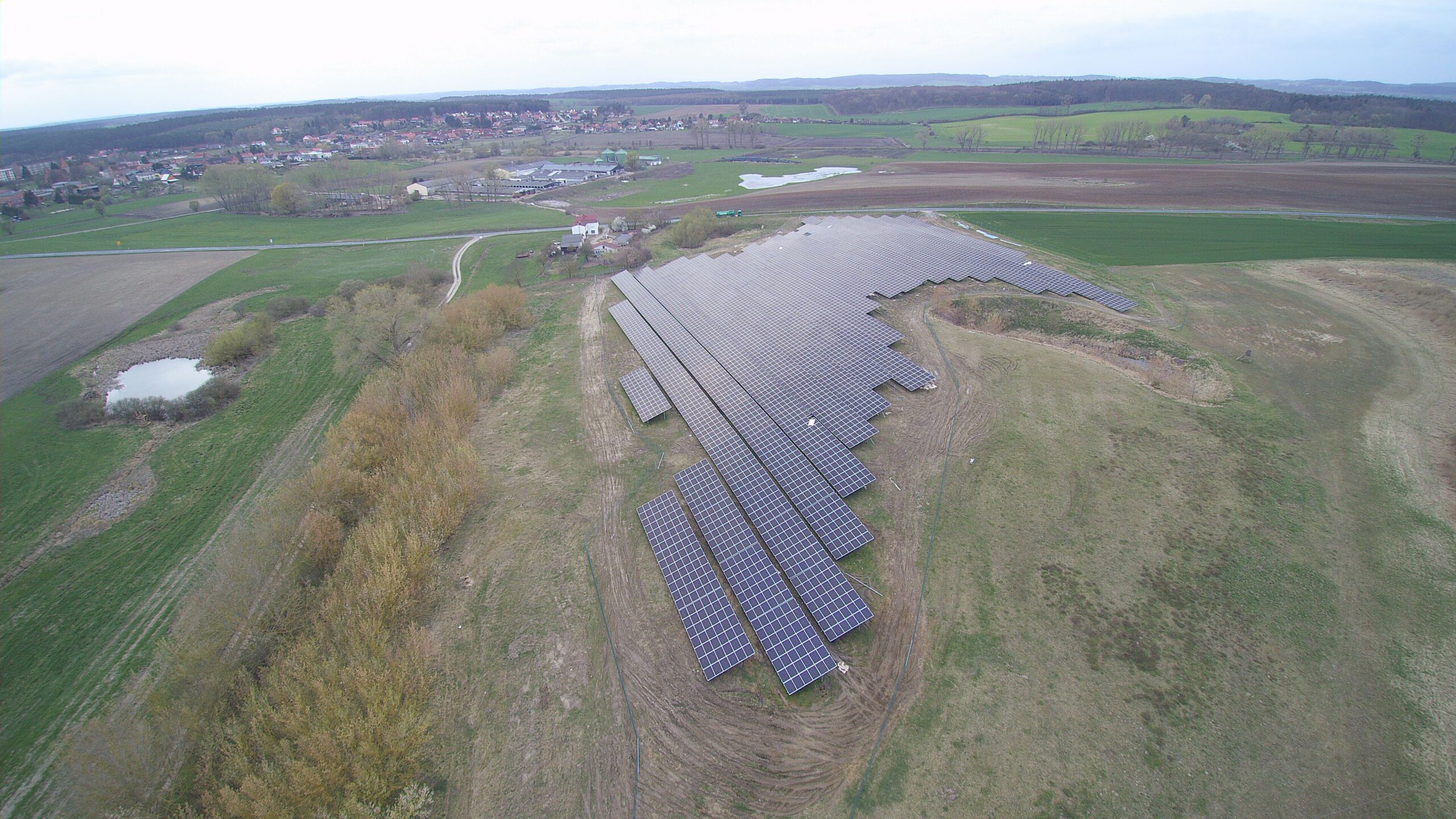 Eine Luftaufnahme der Photovoltaik-Anlage Gielow