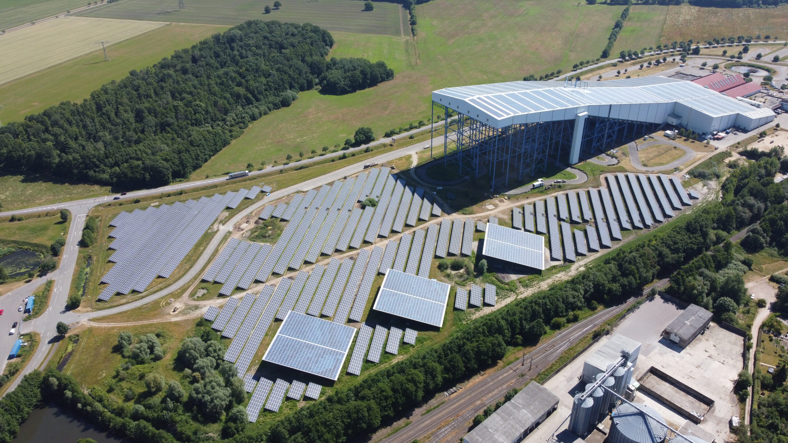 Flugbild der Skihalle Wittenburg und der Solaranlage